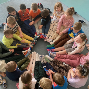 Zdjęcie przedstawia dzieci z grupy Pszczółki.