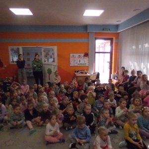 Zdjęcie przedstawia dzieci z Miejskiego Przedszkola w Sośnicowicach.