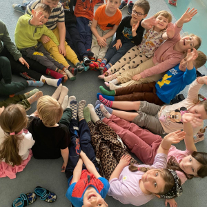 Zdjęcie przedstawia dzieci z grupy Pszczółki.