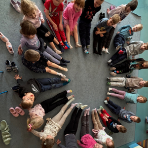 Zdjęcie przedstawia dzieci z grupy Jeżyki.