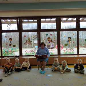 Zdjęcie przedstawia dzieci z grupy Biedronki.