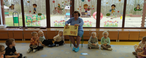 Babcia Ali czyta Biedronkom