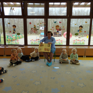 Zdjęcie przedstawia dzieci z grupy Biedronki.