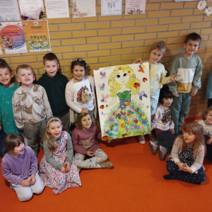 Zdjęcie przedstawia dzieci z grupy Biedronki.