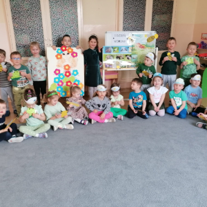 Zdjęcie przedstawia dzieci z grupy Sówki.