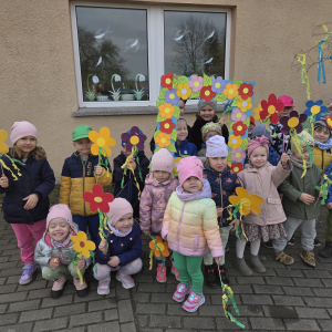 Zdjęcie przedstawia dzieci z grupy Sówki.