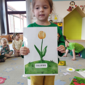 Zdjęcie przedstawia dzieci z grupy Biedronki.