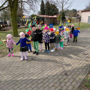 Zdjęcie przedstawia dzieci z grupy Sówki.