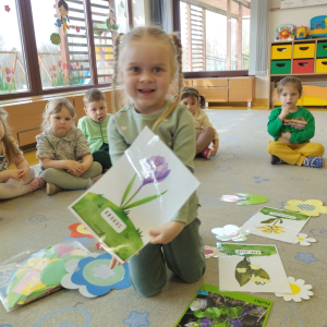 Zdjęcie przedstawia dzieci z grupy Biedronki.