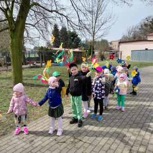 Zdjęcie przedstawia dzieci z grupy Sówki.