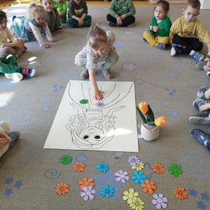 Zdjęcie przedstawia dzieci z grupy Biedronki.