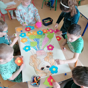 Zdjęcie przedstawia dzieci z grupy Sówki.