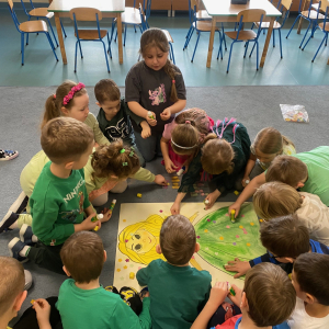 Zdjęcie przedstawia dzieci z grupy Pszczółki.