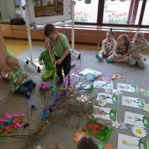 Zdjęcie przedstawia dzieci z grupy Biedronki.