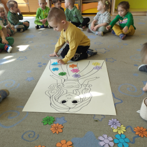 Zdjęcie przedstawia dzieci z grupy Biedronki.