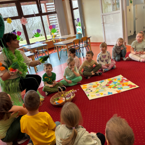 Zdjęcie przedstawia dzieci z grupy Żabki