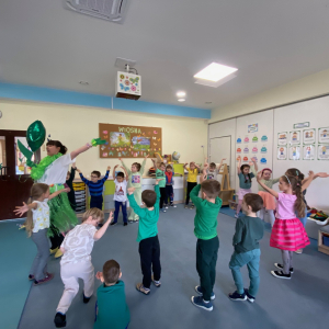 Zdjęcie przedstawia dzieci z grupy Pszczółki.