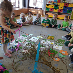 Zdjęcie przedstawia dzieci z grupy Biedronki.