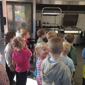 Zdjęcie przedstawia dzieci z grupy Biedronki.