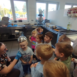 Zdjęcie przedstawia dzieci z grupy Biedronki.