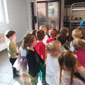 Zdjęcie przedstawia dzieci z grupy Biedronki.