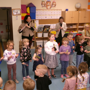 Zdjęcie przedstawia dzieci z Miejskiego Przedszkola w Sośnicowicach.