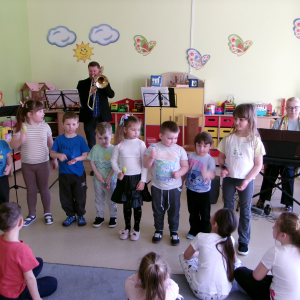 Zdjęcie przedstawia dzieci z grupy Motylki.