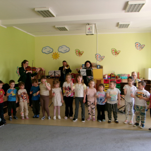 Zdjęcie przedstawia dzieci z grupy Motylki.