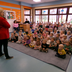 Zdjęcie przedstawia dzieci z Miejskiego Przedszkola w Sośnicowicach.