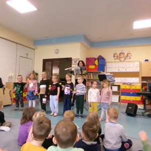 Zdjęcie przedstawia dzieci z Miejskiego Przedszkola w Sośnicowicach.