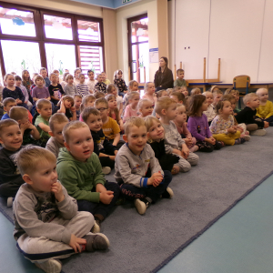 Zdjęcie przedstawia dzieci z Miejskiego Przedszkola w Sośnicowicach.