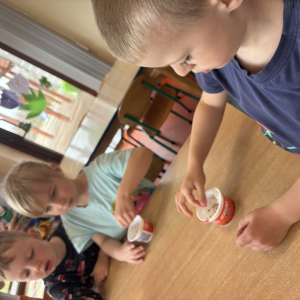 Zdjęcie przedstawia dzieci z grupy Żabki.