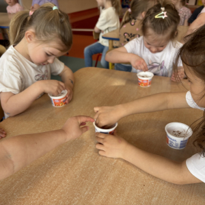 Zdjęcie przedstawia dzieci z grupy Żabki.