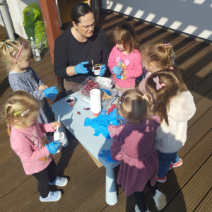 Zdjęcie przedstawia dzieci z grupy Biedronki.