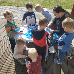 Zdjęcie przedstawia dzieci z grupy Biedronki.