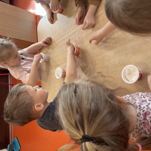 Zdjęcie przedstawia dzieci z grupy Żabki.