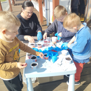 Zdjęcie przedstawia dzieci z grupy Biedronki.