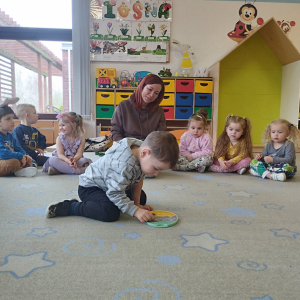 Zdjęcie przedstawia dzieci z grupy Biedronki.