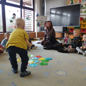 Zdjęcie przedstawia dzieci z grupy Biedronki.