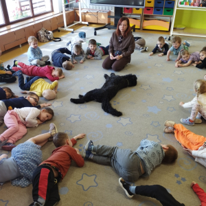 Zdjęcie przedstawia dzieci z grupy Biedronki.