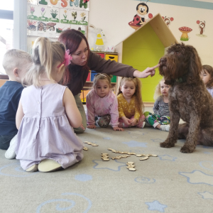 Zdjęcie przedstawia dzieci z grupy Biedronki.
