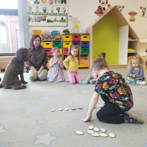 Zdjęcie przedstawia dzieci z grupy Biedronki.