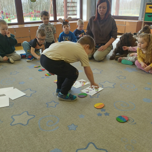 Zdjęcie przedstawia dzieci z grupy Biedronki.