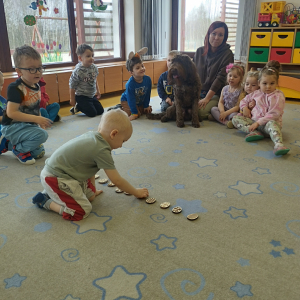 Zdjęcie przedstawia dzieci z grupy Biedronki.