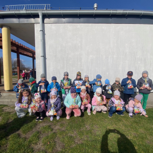 Zdjęcie przedstawia dzieci z grupy Pszczółki.