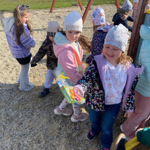 Zdjęcie przedstawia dzieci z grupy Pszczółki.