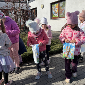 Zdjęcie przedstawia dzieci z grupy Żabki.