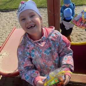 Zdjęcie przedstawia dzieci z grupy Pszczółki.