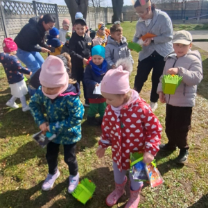 Zdjęcie przedstawia dzieci z grupy Sówki.