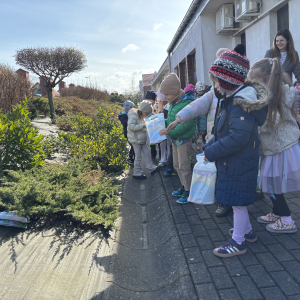 Zdjęcie przedstawia dzieci z grupy Żabki.